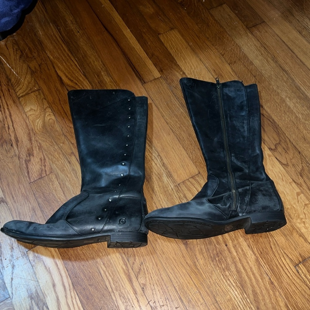 Born Women’s 11 Leather Zip Up Boots
